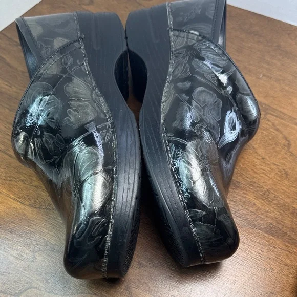 Dansko Tooled Shiny Black Leather Floral Clogs Slip-on Shoes, sz 39, 8-8.5 - Picture 9 of 16